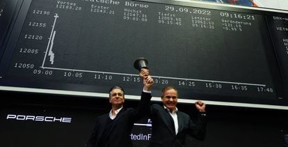 Oliver Blume, CEO de Porsche y el director financiero, Lutz Meschke, en el toque de campana de la compañía en la Bolsa de Fráncfort.