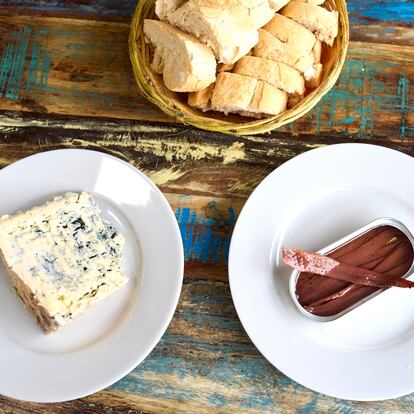Lata de anchoas, con queso Picón y pan, de la Taberna de Alberto, en Santoña.
