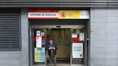 Una persona sale de una oficina del paro en Madrid.