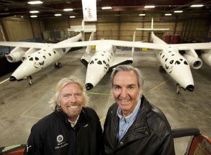 El propietario de Virgin Galactic, Richard Branson (izquierda), y el diseñador de la nave, Burt Rutan, posan ante la 'SpaceShipTwo'