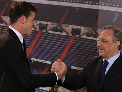 Gareth Bale saluda a Florentino P&eacute;rez durante su presentaci&oacute;n. 