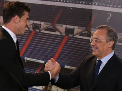 Gareth Bale saluda a Florentino P&eacute;rez durante su presentaci&oacute;n. 