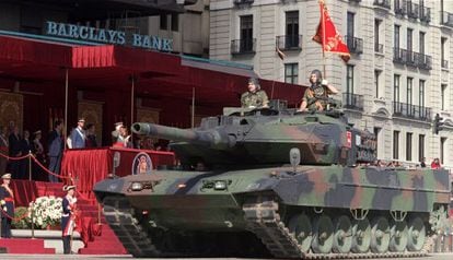Carro de combate Leopard, durante el desfile del Doce de Octubre de 2002, que fue prestado a España para esta parada.