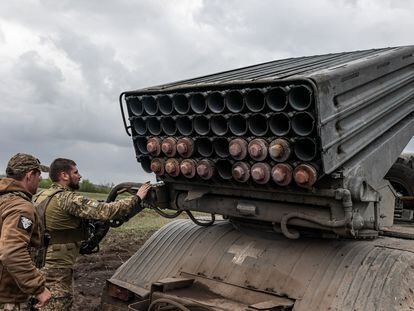 Soldados ucranios introducen unas coordenadas en un sistema múltiple de lanzamiento de cohetes soviético, el pasado viernes cerca de Bajmut.