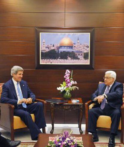 John Kerry (izquierda) y Mahmud Abbas durante su reunión de este viernes en Ramala.
