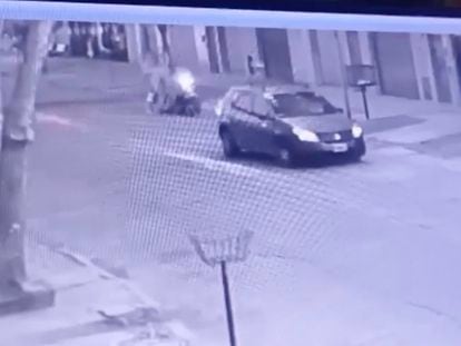 Captura de un video grabado por una cámara de seguridad, donde se observa a niña de 11 años que fue arrastrada por una motocicleta para robarle en Lanús, Argentina.