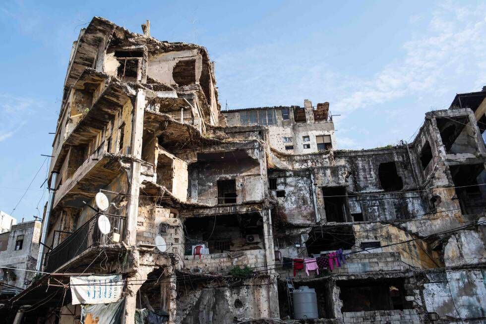 Edificio semiderruido y lleno de señales de balazos, aún habitado en el empobrecido barrio de Bab Al Tebene de Trípoli, en el norte de Líbano.