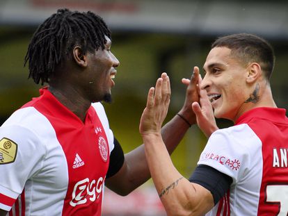 Traore celebra con Antony uno de los goles del Ajax contra el Venlo este sábado