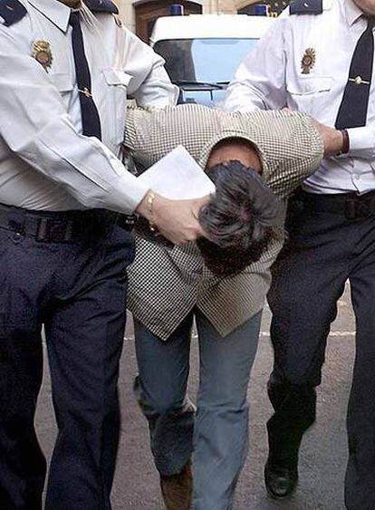 Traslado policial de Eduardo Sánchez, presunto integrante de la red de pederastia.