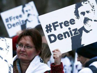 Deniz Yücel, del periódico  Die Welt , pasó un año en prisión sin que se presentaran cargos contra él