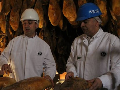 Especialistas de El Corte Inglés inspeccionan los jamones de Cinco Jotas en Jabugo.