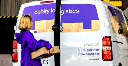 Una empleada de Cabofy introduce un paquete en una furgoneta de la compañía.