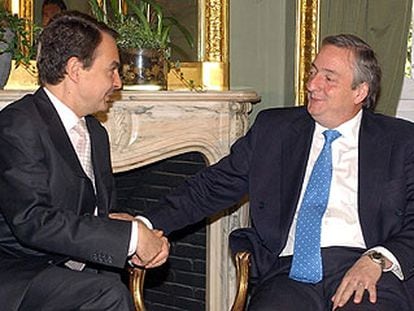 Zapatero y el presidente argentino, Néstor Kirchner, durante la reunión que ayer mantuvieron en Madrid.