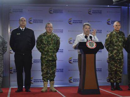 El presidente Juan Manuel Santos, este lunes, con la c&uacute;pula militar colombiana.