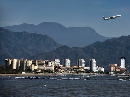 Un avión sobrevuela la ciudad costera de Puerto Vallarta (México).