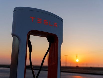 FILE PHOTO: A Tesla supercharging station is seen in the early morning sun, in Kettleman City, California, U.S., January 25, 2023.  REUTERS/Mike Blake/File Photo