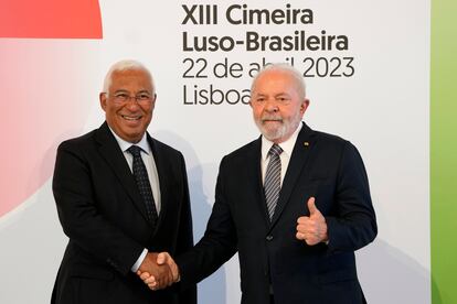 El primer ministro portugués, António Costa, saluda al brasileño Lula da Silva al inicio de la 13ª cumbre bilateral, que se ha celebrado este sábado 22 de abril en Lisboa.