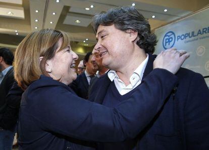 La presidenta del PP valenciano Isabel Bonig felicita a Luis Santamar&iacute;a. 