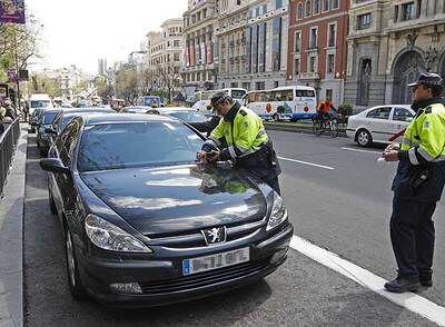 Agentes de tráfico denuncian los vehículos oficiales de la vicepresidenta y la ministra de Igualdad en la calle de Alcalá.
