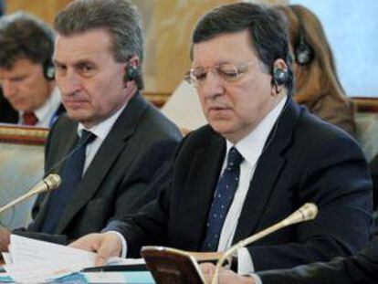 G&uuml;nther Oettinger, junto al presidente de la Comisi&oacute;n Europea, Jos&eacute; Manuel Durao Barroso.