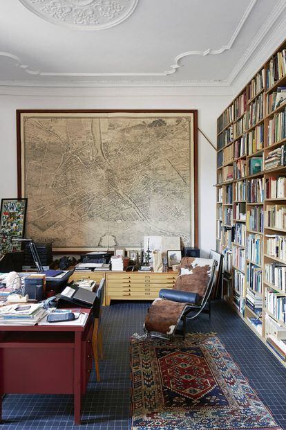 La mesa donde trabajan Bohigas y su mujer, Beth Galí, está en un extremo del salón. En la pared, un mapa del París del Segundo Imperio, antes del plan Hausmann.