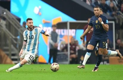 Lionel Messi y Kylian Mbappé disputan el balón durante la final del Mundial de Qatar 2022 entre Argentina y Francia el pasado domingo.
