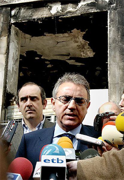 El presidente Sanz, junto al concejal de UPN en Barañáin José Antonio Mendive, en la destruida ferreteria del edil.