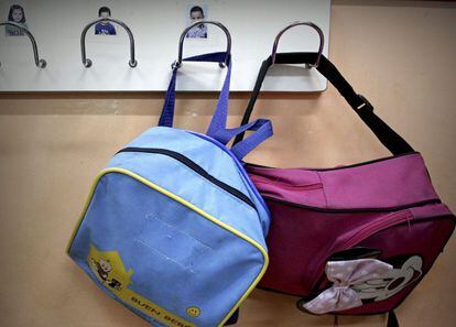 Dos mochilas escolares en una de las aulas del Colegio público Palacio Valdés de Madrid.