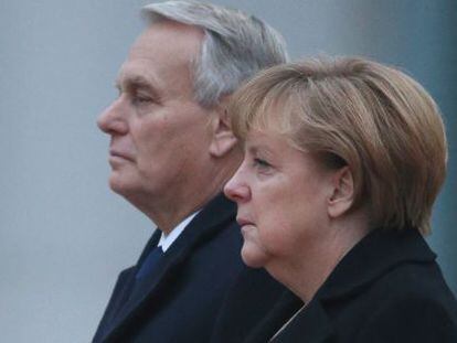 Merkel y Ayrault durante su encuentro en Berl&iacute;n.