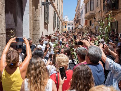 Celebración espontánea de la fiesta de San Juan en Ciutadella, Menorca, festejo suspendido por el Ayuntamiento y en el que se han producido algunas aglomeraciones.