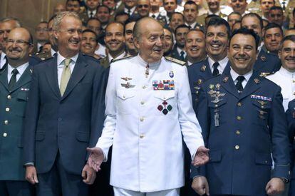 El Rey, junto al ministro de Defensa, Pedro Morenés, durante la clausura del XIV Curso de Estado Mayor de las Fuerzas Armada.