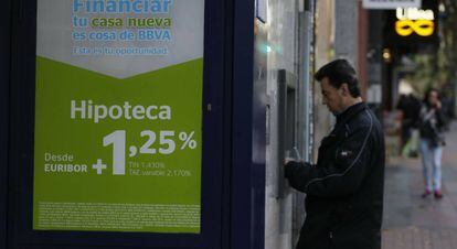 Campaña de ofertas de préstamos hipotecarios en oficinas del BBVA.
