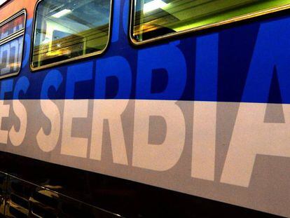 El lema &quot;Kosovo es Serbia&quot;, en varios idiomas, en un lateral del tren.