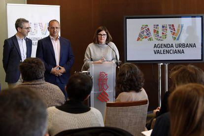 Arcadi Espada, Rubén Martínez Dalmau e Inma Orozco, esta mañana en la Ciutat Administrativa 9 d'Octubre de Valencia con el logo de la Agenda. 