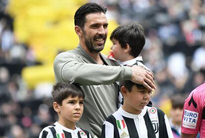 Buffon posa con sus hijos antes del comienzo del partido. 