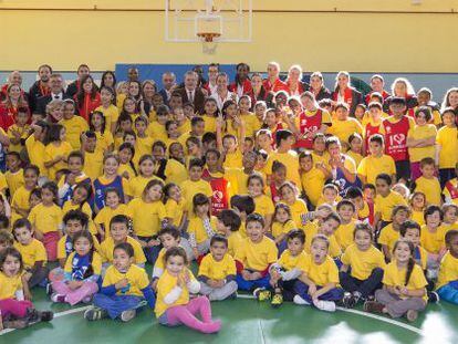 Los niños del CP República de Panamá junto a las jugadoras.