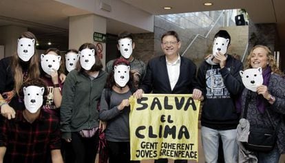 El president valencià, Puig, amb activistes de Greenpeace.