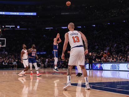 Stephen Curry, en el momento de lanzar el triple con el que empató el récord de Ray Allen durante el partido Knicks-Warriors.