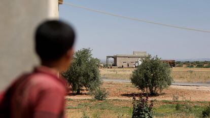 Un niño mira la casa donde se cree que tuvo lugar la detención de un líder del Estado Islámico durante una operación de la coalición internacional contra ese grupo yihadista este jueves, en la aldea de Al Humaira, en el norte de Siria,
