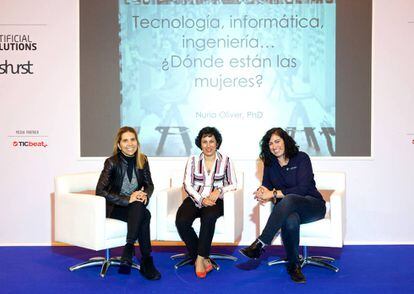 Nuria Oliver, Asunción Gómez y Cristina Aranda en la feria de inteligencia artificial AIshow.