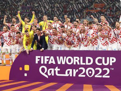 Los jugadores croatas celebran la victoria ante Marruecos este sábado en el estadio Khalifa Internacional, en Doha, con la medalla de bronce del Mundial.