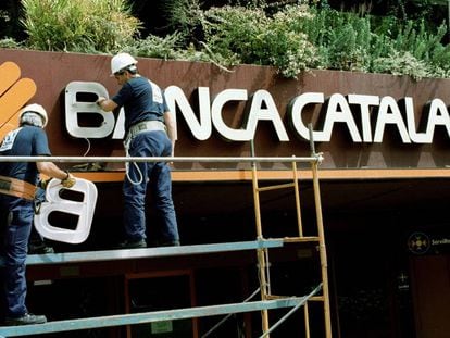 Operaris retiren el rètol de Banca Catalana, l'any 2000.
