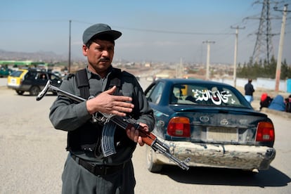 Un policía afgano regula el paso en un control de vehículos, el 22 de marzo en Kabul.