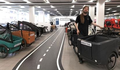 Pelle Kirkeloy trabaja como mecánico en Ladycyklen, una tienda de bicis de carga en la capital danesa.