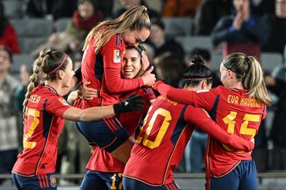 Alba Redondo (centro) celebra con sus compañeras el quinto gol de España ante Zambia. 