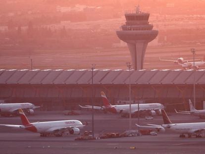 Aviones de Iberia delante de la torre de control del aeropuerto de Barajas. En vídeo, Ignacio Rubio, presidente de Asetra, explica el procedimiento habitual en estos casos.