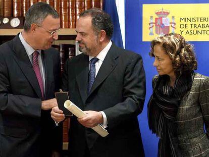 Jesús Caldera entrega a Ignacio e Isabel Polanco la medalla de oro al Mérito en el Trabajo, otorgada a su padre, Jesús de Polanco, a título póstumo.