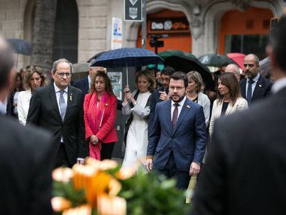 El presidente catalán, Quim Torra (I), junto al vicepresidente Pere Aragonès (D) durante la ofrenda.