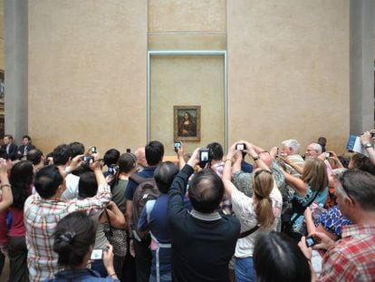 Decenas de turistas fotograf&iacute;an la Mona Lisa en el Louvre.