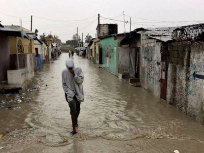 Un hombre camina a través de una calle inundada, en Puerto Príncipe (Haití), tras el paso del huracán Matthew.